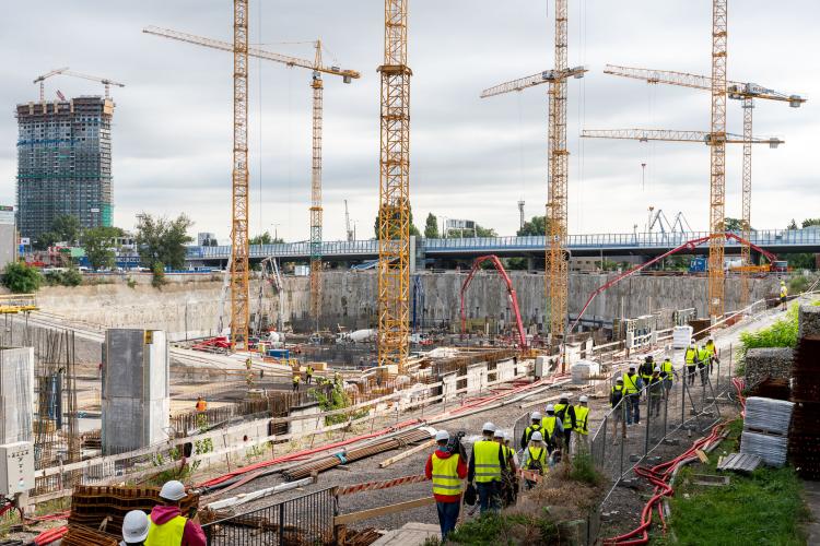 Novinári prešli bezpečnou a označenou cestou k pozorovaciemu stanovisku