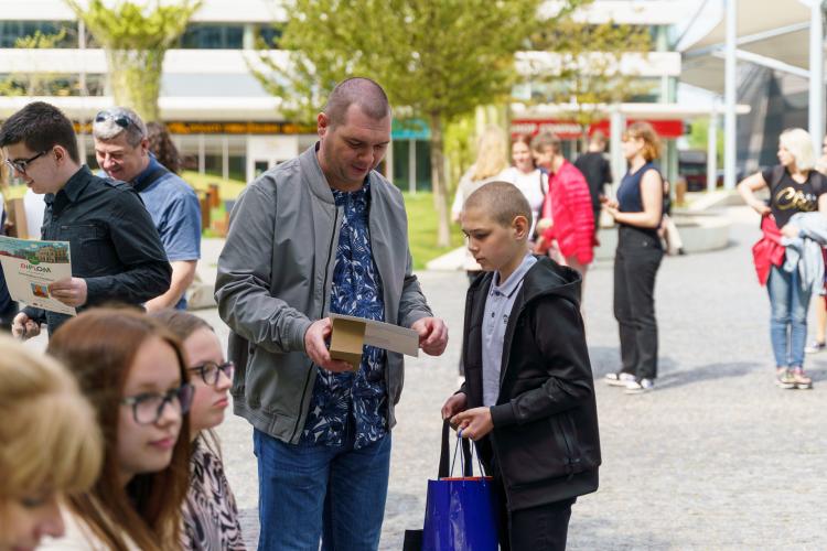 Okrem diplomu dostali aj tašku plnú skvelých vecí od sponzorov