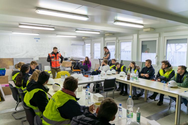 Prve informacie a BOZP skolenie dostali na bunkovisku stavby